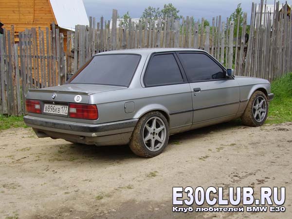 BMW E30 320i