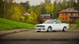 Белый кабриолет BMW E30 320 в пакете M-Technik II