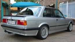 BMW 333i был разработан отделением BMW в Южной Африке, BMW Motorsport и Alpina, в период 1985 и 1987