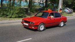 Красный седан BMW E30 S14B23